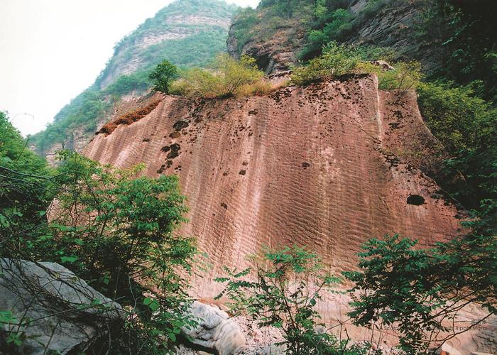 黛眉山龙潭峡大型波痕崖。