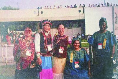     ▲ 叶文玲（左一）与其他妇女代表合影留念。