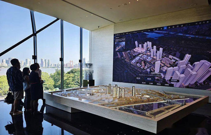 在售楼处看房的购房者