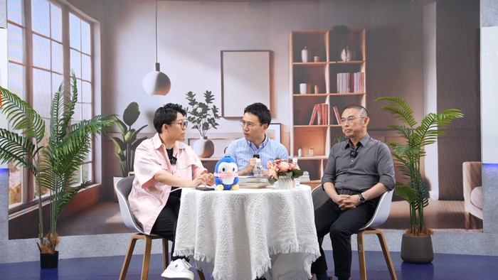 （图中从左到右的嘉宾分别为：新商业洞察者张琦、腾讯广告教育行业负责人姚远、博商管理科学研究院院长曾任伟）