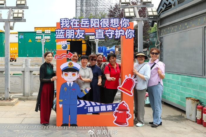 消防互动点前市民拍照打卡。通讯员供图