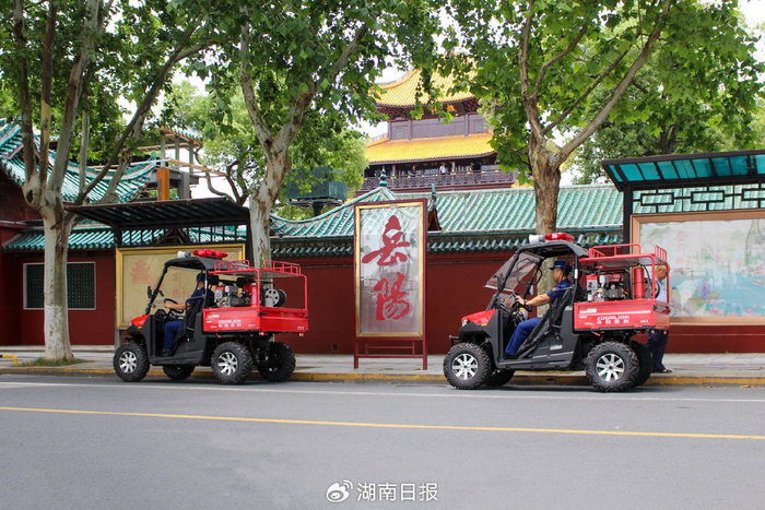 穿梭于街头的越野微型消防车 。通讯员供图