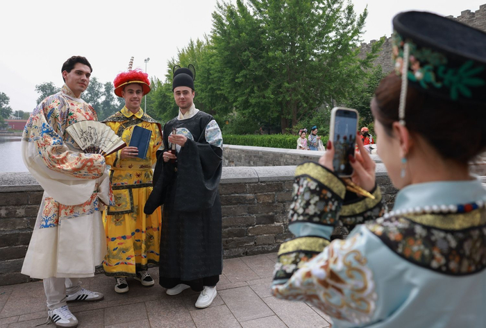 5月8日，北京故宫东华门外，中国游客为身穿中式古装的澳大利亚游客拍照。