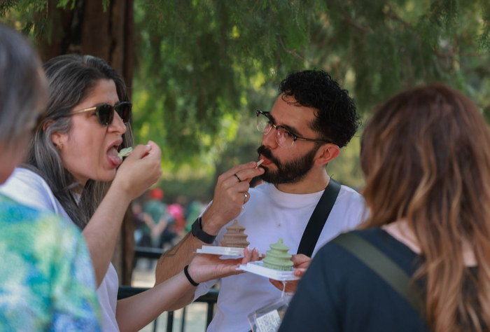 5月10日，天坛，外国游客正在品尝祈年殿造型冰激凌。
