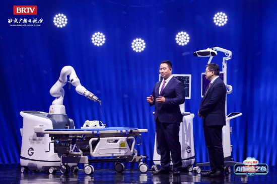 左：北京长木谷医疗科技股份有限公司董事长张逸凌博士