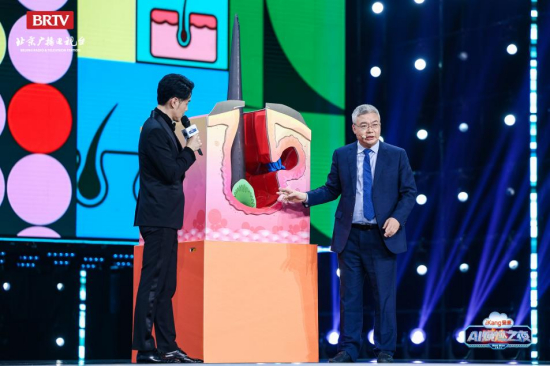 右：中日友好医院皮肤科毛发医学中心主任、主任医师杨顶权