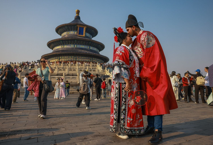 5月10日，天坛祈年殿，24岁的印度裔新加坡青年Thane俯身轻吻新婚妻子Sharon的额头。