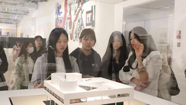 图:Leni和老师们一起观看日本建筑师矶崎新艺术展