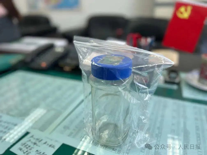 吴孟超生前办公桌上的老式厚玻璃水杯，上面贴着一张吴孟超的工作照。新华社记者 袁全 摄