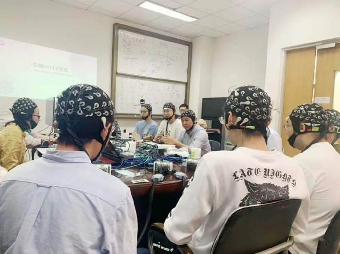 清华大学医学院长聘教授高小榕采用稳态视觉诱发电位刺激范式进行多人同步非侵入式脑电数据采集实验。受访者供图