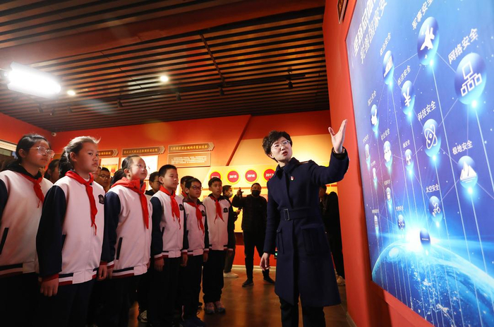 威海中小学生在刘公岛总体国家安全观教育展馆参观。