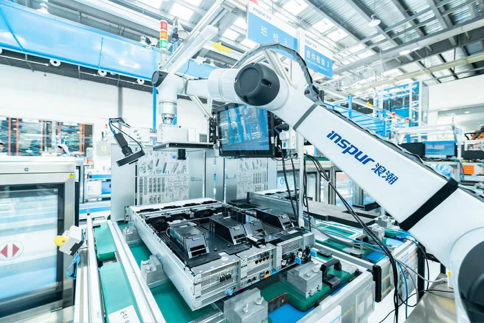 近日，在浪潮高端容错计算机生产基地，工业机器人正在组装产品。（□大众新闻记者 段婷婷 报道）