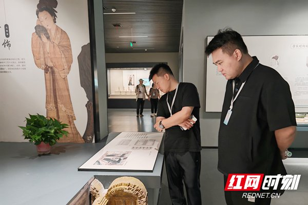 采风团成员在岳阳市博物馆参观学习。