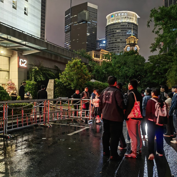 观众们在散场后等待蓝天 诸葛漪摄