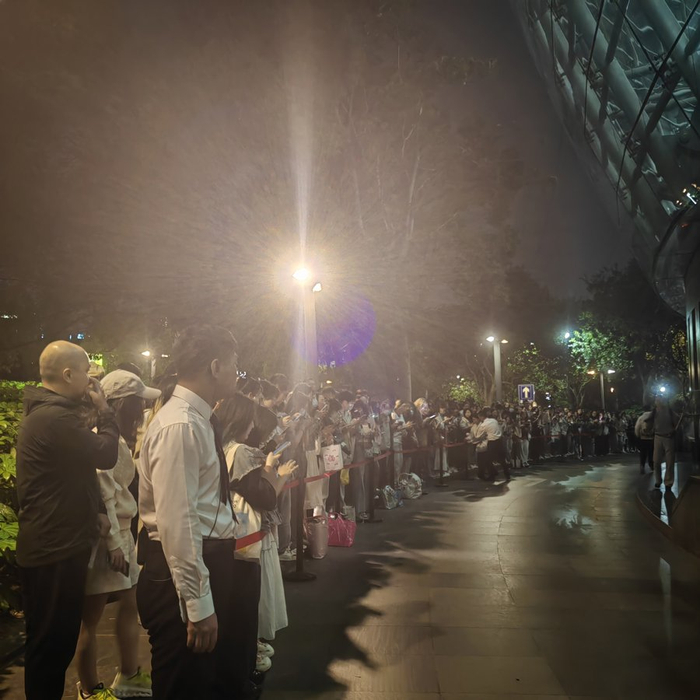 观众等候朱洁静、王佳俊 诸葛漪摄