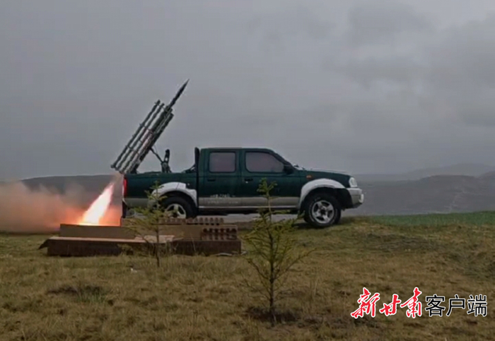卓尼县抢抓有利时机开展人工增雨，普降小到中雨改善土壤墒情。（图片来源：卓尼县气象局）