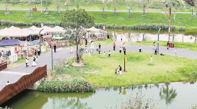 周末，市民来到漳州市龙江岁月公园游玩。（资料图片）