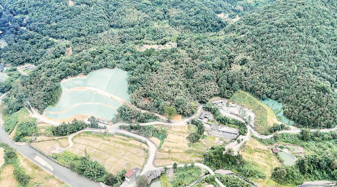 在龙岩市新罗区铁山镇，煤矸石综合治理项目实施后，丘地重披绿装。（资料图片）