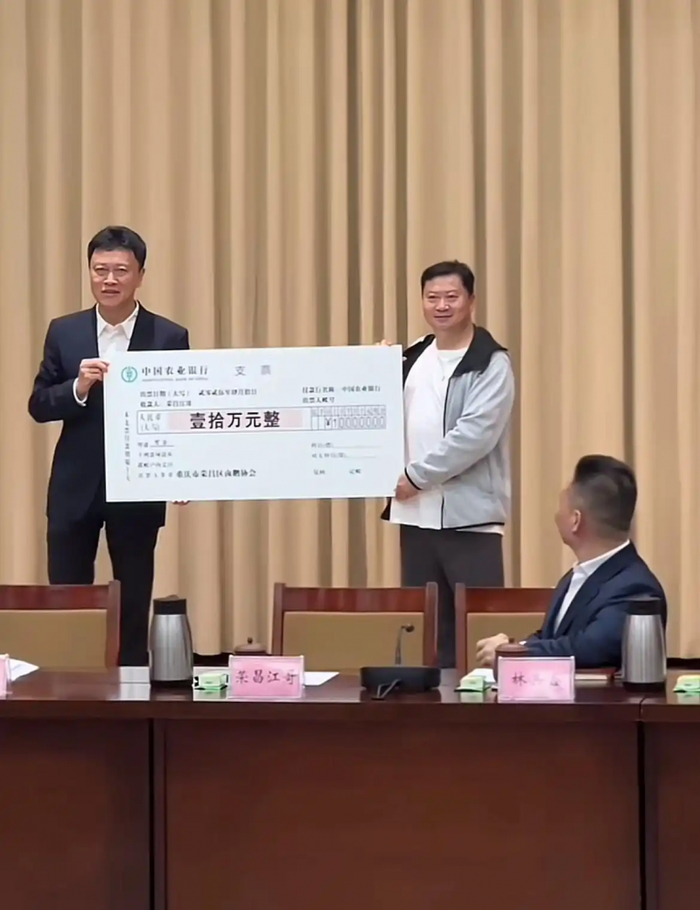 图 荣昌政府向“卤鹅哥”颁发10万元奖励