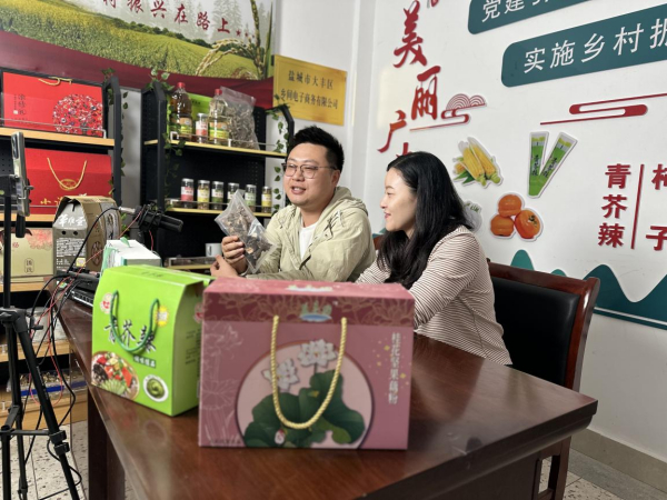 村里直播带货晒干的羊肚菌（央广网记者  顾炀威  摄）