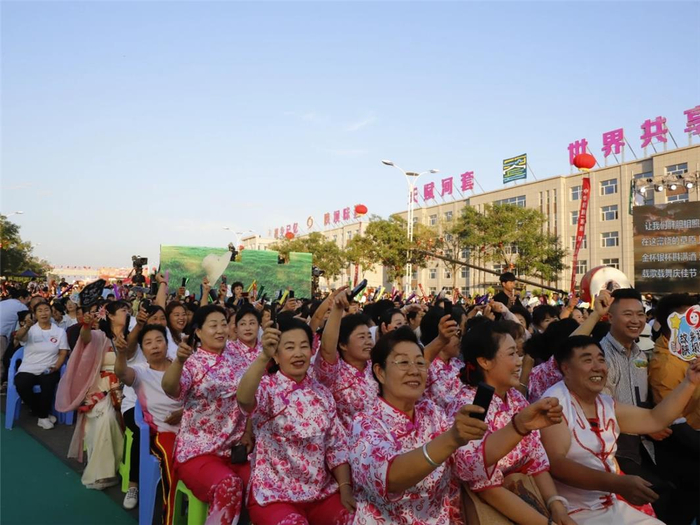 5月19日，现场观众与台上演员热情互动。