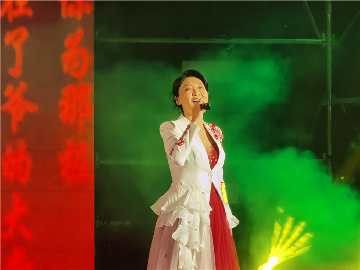 5月17日，知名歌手闫丽丽深情献唱。