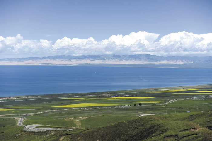 蓝天白云下，青海湖的美丽风景。陆广涛 摄