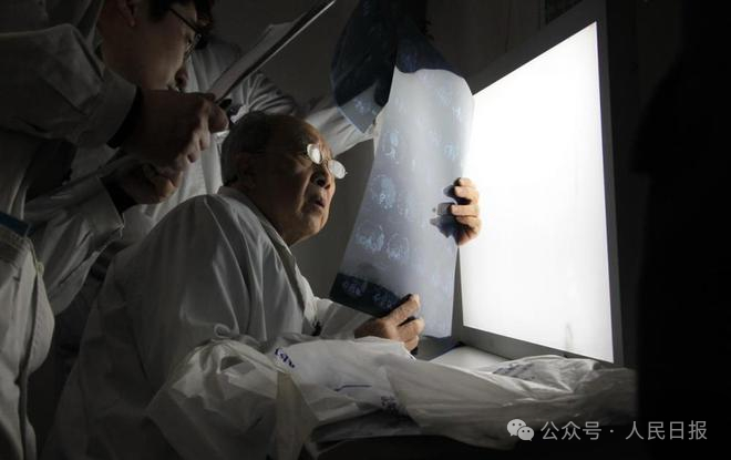 吴孟超带着学生仔细诊断患者病情，确定手术方案。新华社记者 王建民 摄