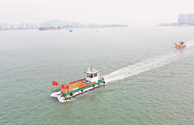 海上环卫机械清扫船驶往厦漳水域（九龙江入海口）开展保洁作业。 张梁华 摄
