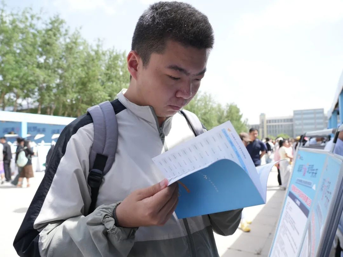 求职者认真查阅招聘资料