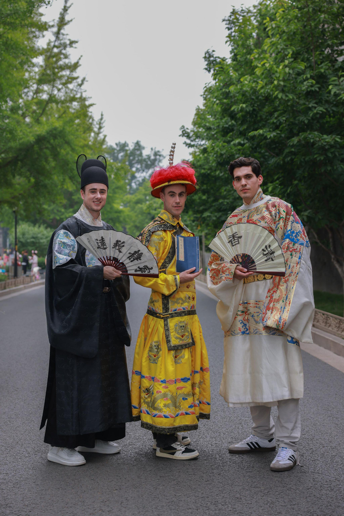 5月8日，北京故宫东华门外，身穿古装的澳大利亚游客在故宫护城河边留影。