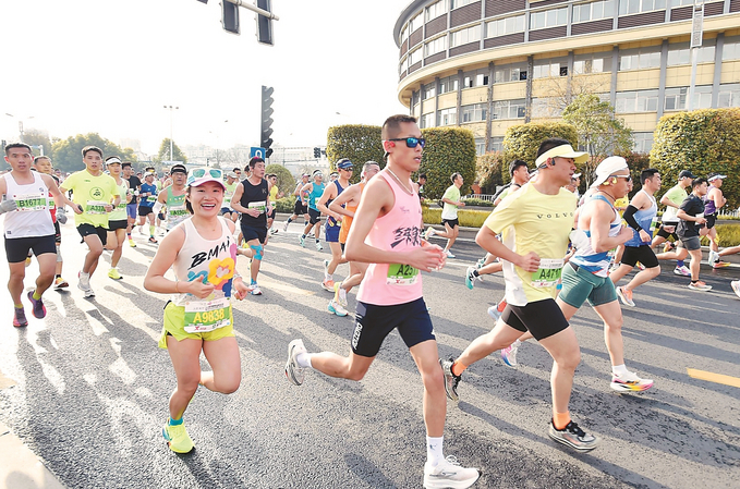 2025扬州鉴真半程马拉松吸引3万名跑者参与，实现2.52亿元的赛事拉动效应。 庄文斌 摄 （视觉江苏网供图）