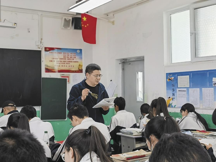 课堂上的李海臣严肃认真。咸文静 摄