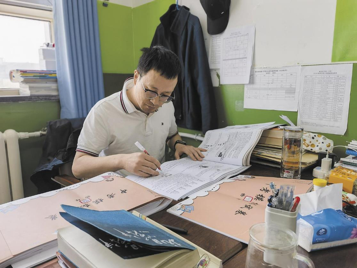 谢凯正在批改试卷。咸文静 摄