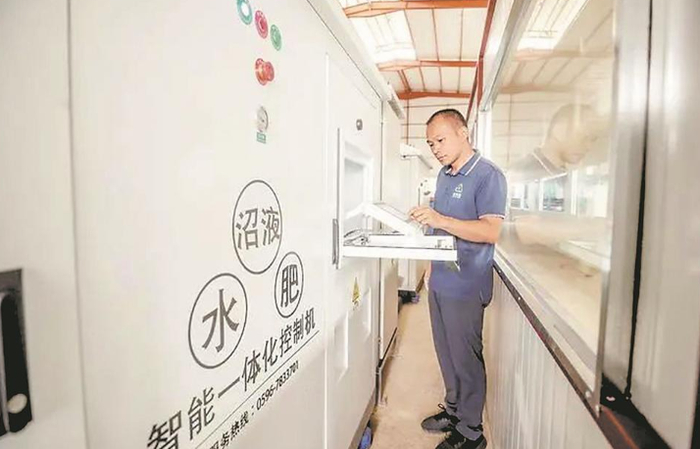 漳州联南强环保科技有限公司工作人员在进行粪肥智能加工。 梁健 摄