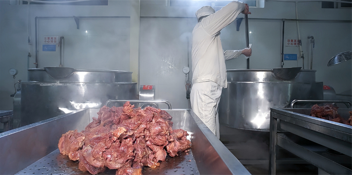 保定市徐水区漕河全驴宴饭店，厨师正在卤制驴肉。田振齐供图