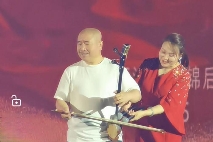 5月17日，本山传媒演员王小利和妻子李琳进行即兴表演。