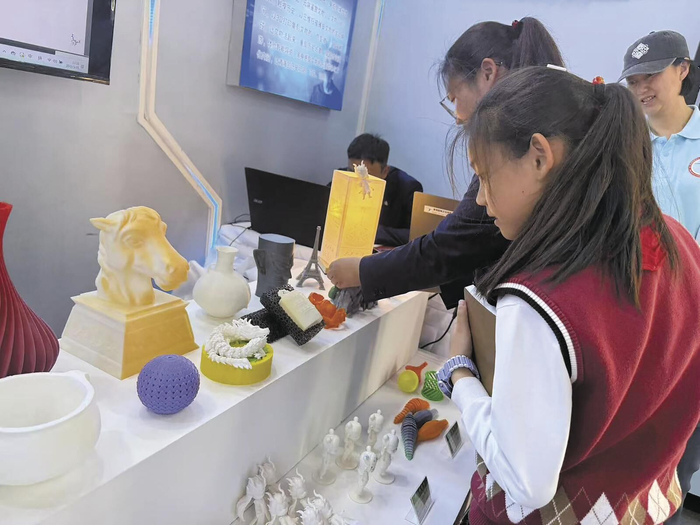 观众近距离感受以3D打印复刻文物的“仿生体”。董洁 摄