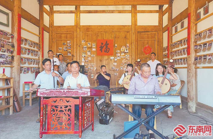 乡村乐队在老宅里排练。