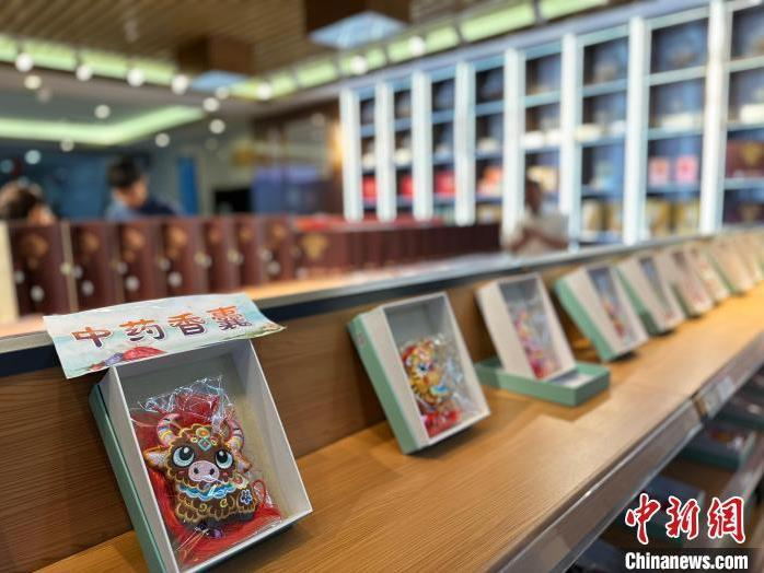 5月21日，位于甘肃兰州市的甘肃省中医院内展示的多款中药香囊。闫姣 摄