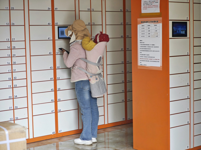 昭通市昭阳区部分乡镇试点推行智能快递柜方便村民取件（记者江晓晨  摄）