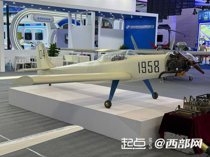 西安爱生技术展出的我国第一架无人机04型无人机