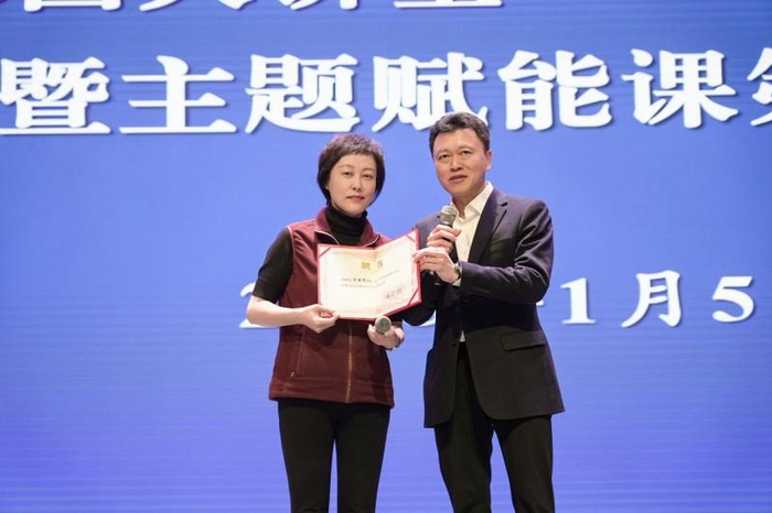 图 高洪波书记向酣客君丰玄丽娜颁发“荣昌区智库专家”证书