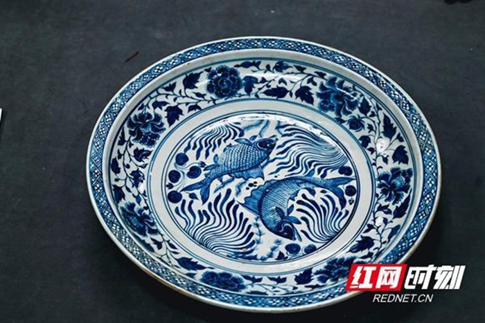 元青花牡丹水藻双鱼纹折沿盘。