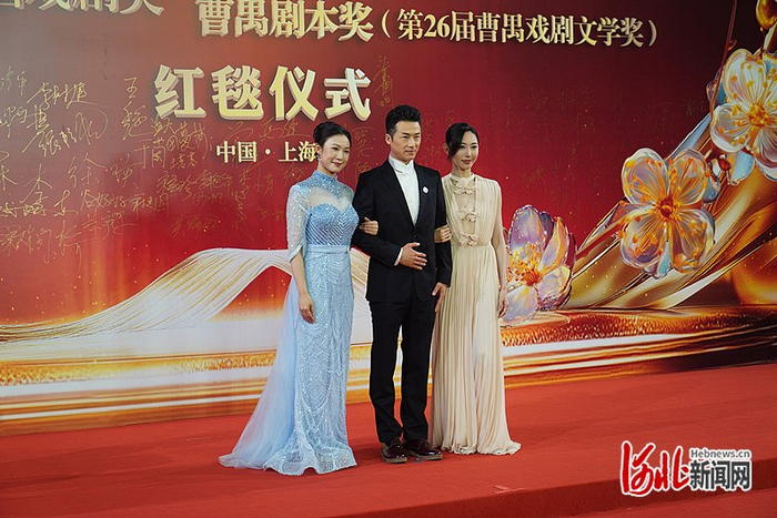 孙娜（左一）参加颁奖晚会走红毯。马会波摄