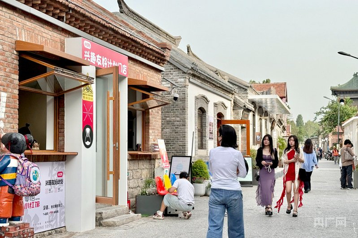 传统建筑与现代商业的结合吸引年轻人关注（央广网记者  李舜  摄）