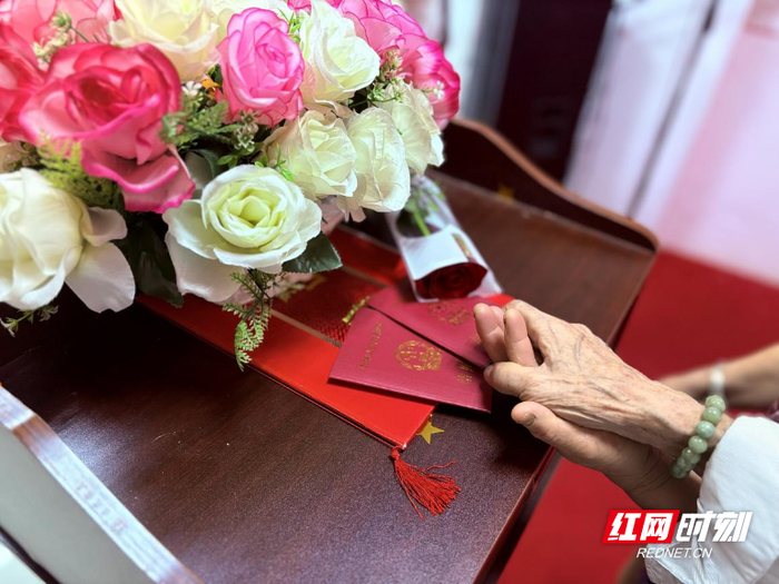 两人携手走过57年。