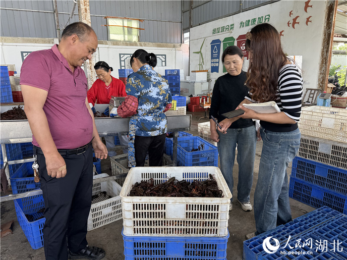 郑培昌在高兴村的收虾点卖虾。人民网记者张隽摄