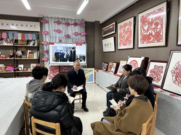 拜文汇委员(中)就非物质文化遗产国际传播在基层调研。