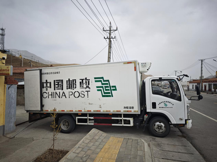村级站点投递员驾驶邮政车辆将服务辐射到周边村子（记者江晓晨  摄）
